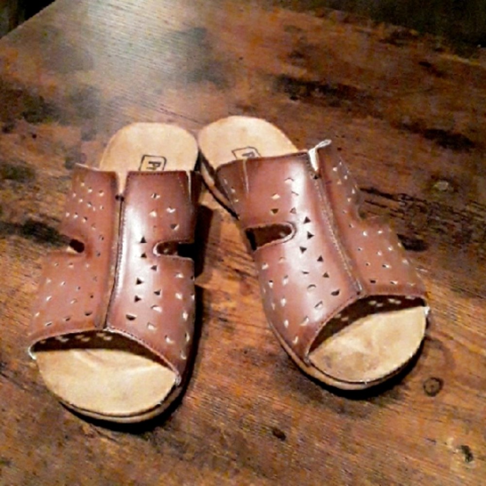 8.5 Women's PROPET Tan Brown leather Sandals Used In Great condition